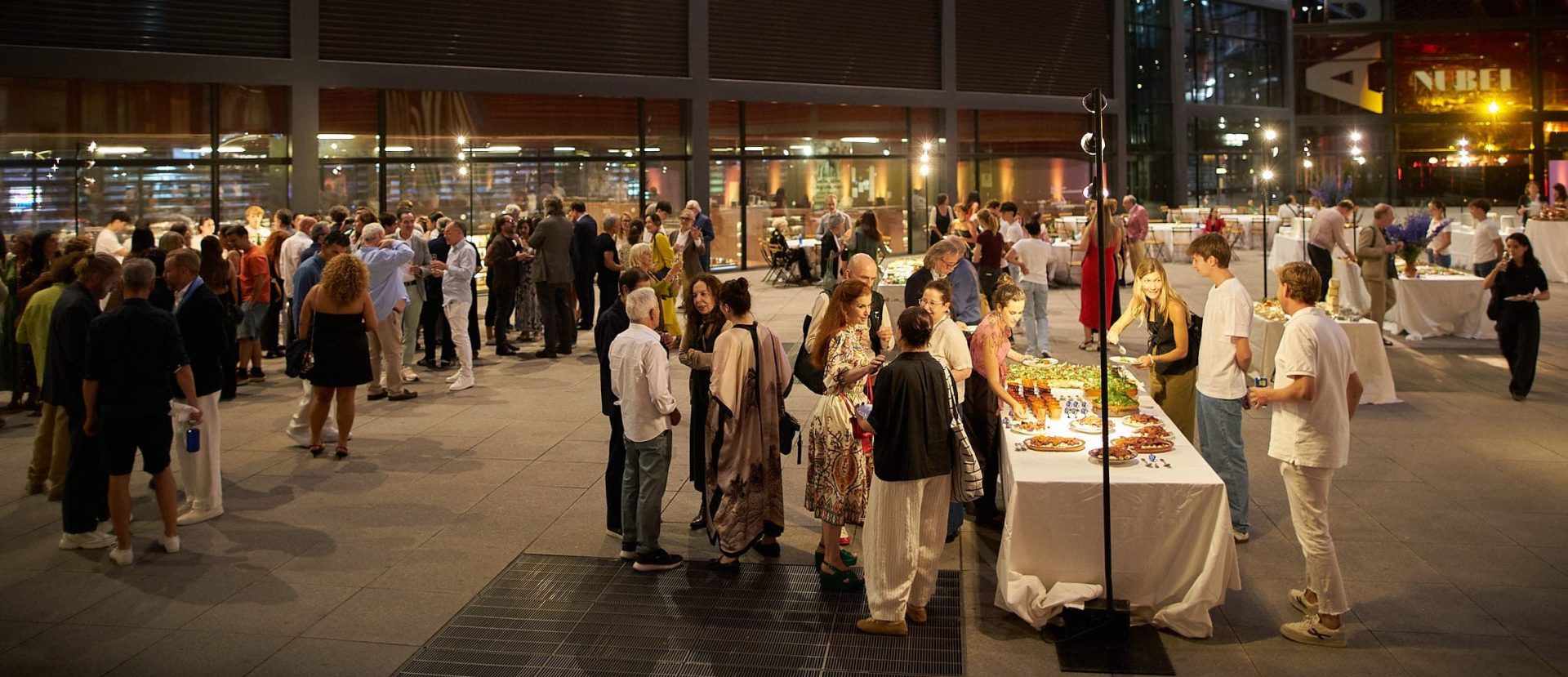 Los vinos de LAN brindan con el arte contemporáneo en la apertura de la temporada en Madrid