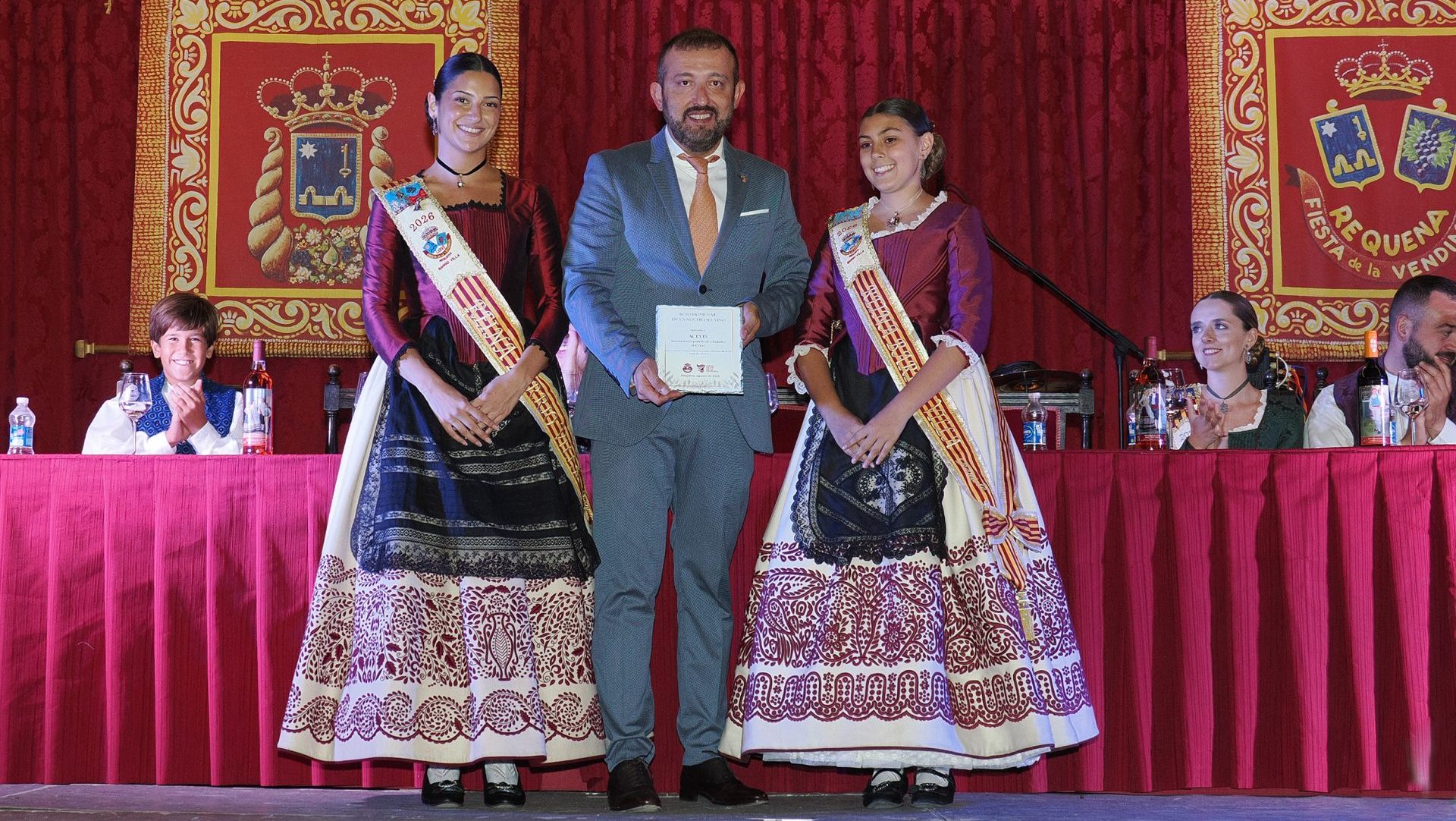 Requena homenajea a ACEVIN en la noche central de su Fiesta de la Vendimia