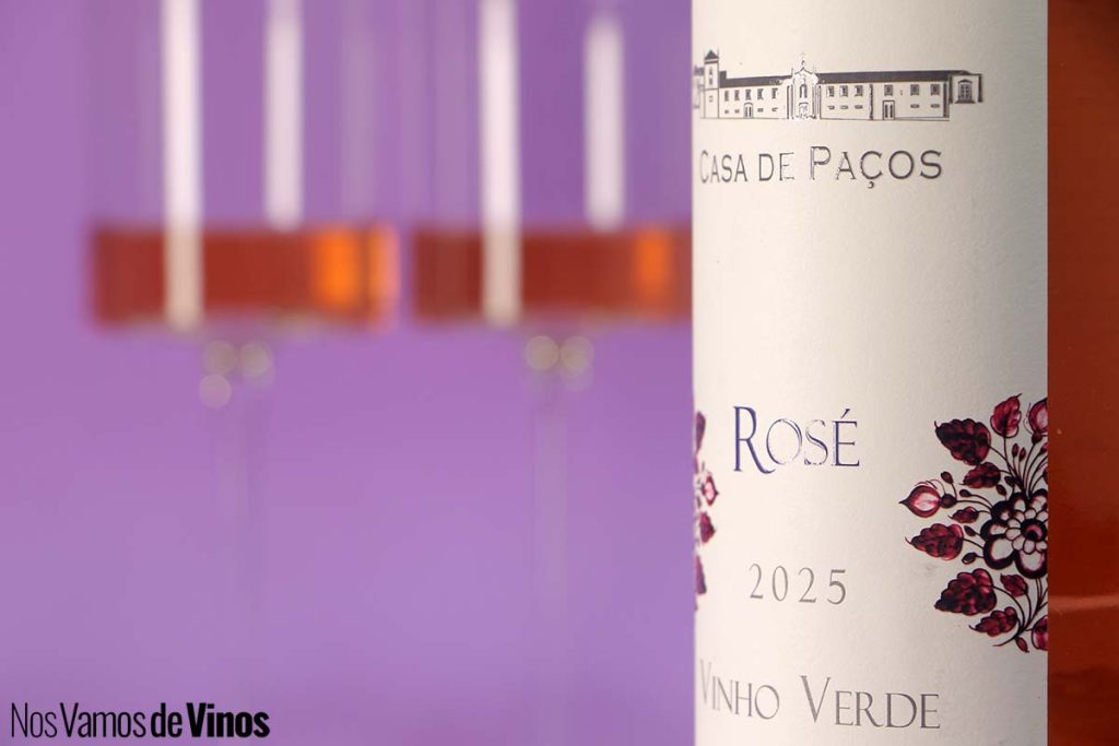 Casa de Paços Rosé 2025: La uva que tiñe los tintos más oscuros del Miño, reinterpretada en clave de rosado. Etiqueta