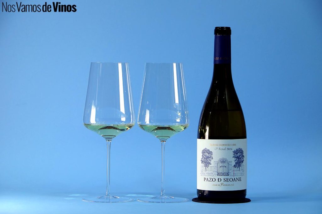 Pazo de Seoane 2024. Botella y dos copas.