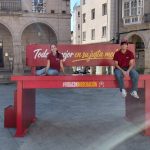 La OIVE sitúa un banco gigante en la Plaza Mayor de Ourense dentro de su campaña ‘Vida con Moderación’