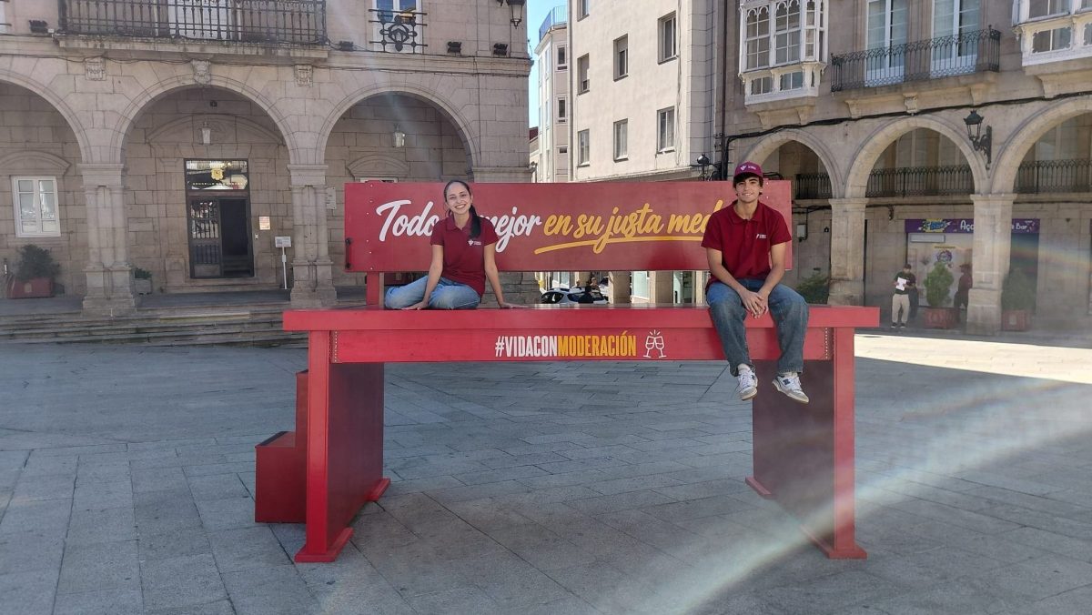 La OIVE sitúa un banco gigante en la Plaza Mayor de Ourense dentro de su campaña ‘Vida con Moderación’